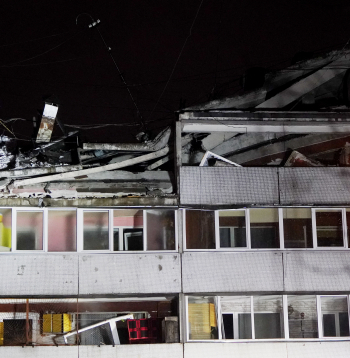 Rīgā, Torņakalnā, gāzes sprādziena dēļ daļēji sagruvis daudzstāvu ēkas jumts un daļa piektā stāva.