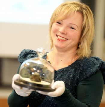 Latvijas Nacionālā dabas muzeja Komunikācijas nodaļas vadītāja, zooloģe Inta Lange piedalās dabas simbola "Gada dzīvnieks 2026" paziņošanas un informācijas stenda atklāšanas pasākumā Latvijas Nacionālajā dabas muzejā.