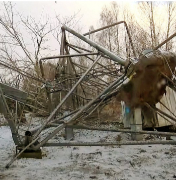 Medijos publicētajos attēlos redzams, ka viens no trijiem torņa balstiem – betona pēda ar injekcijas enkurpāļiem – ir izrauts no zemes.