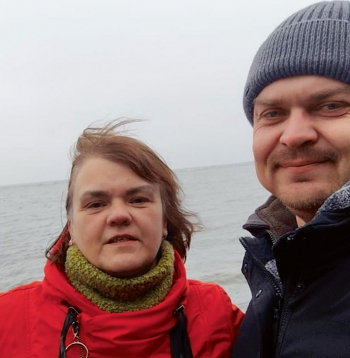 Raina Ņišta ar vīru Antonu Latvijā. Raina Ņišta ar vīru Antonu Latvijā.