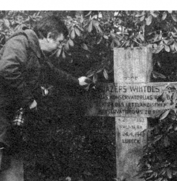 Trimdas izdevumi vēsta, ka Raimonds Pauls 1979. gadā kļuva par pirmo mūziķi no okupētās Latvijas, kurš nolika ziedus 1948. gadā mirušā komponista Jāzepa Vītola atdusas vietā Lībekas Forverka kapos.