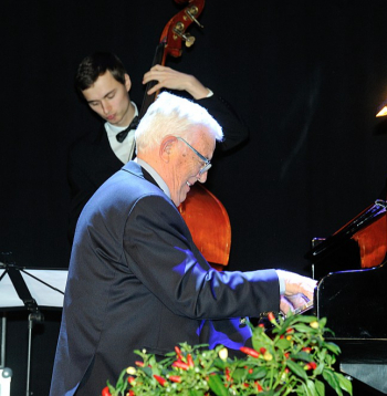 Raimonds Pauls pie klavierēm Nacionālās kino balvas "Lielais Kristaps" pasniegšanā 2016. gadā.