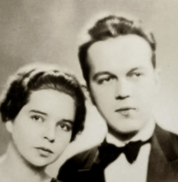 Ziedotājas Anitas Rožlapas vecāki, Latvijas Nacionālās operas scenogrāfs Pēteris Rožlapa ar dzīvesbiedri Vilmu Rožlapu 1930. gados.