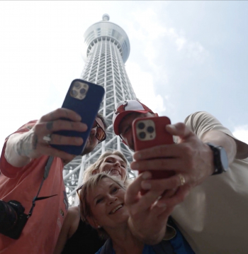 "Četri uz koferiem" Tokijā.