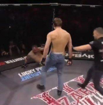 Ekrānuzņēmums no cīņas.