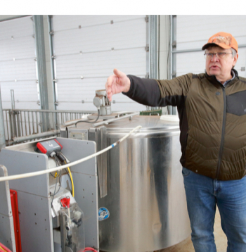 Jānis Freimanis: "Esam sagatavojuši projektu vēl četru slaukšanas robotu pirkumam un ganāmpulka paplašināšanai par 200 slaucamajām govīm." Attēlā: "Vec-Kurmjos" tiešām domā par ražošanas automatizāciju – pienu no robotiem pa carulēm sūknē uz teļu piena dzesētāju.