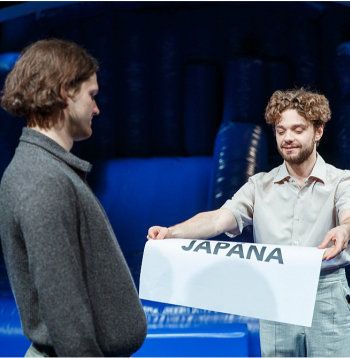 Kārlis Dzintars Zahovskis (no labās) pēc Andra Kalnozola romāna motīviem veidotajā Valmieras teātra izrādē "Kalendārs mani sauc".