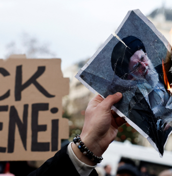 Demonstrants dedzina Irānas augstākā līdera ajatollas Alī Hāmenejī fotogrāfiju protesta akcijas laikā, paužot solidaritāti ar Irānas tautu uz valdību vērsto protestu fonā, kas plosās visā Irānā. Pasākums notika Parīzē, Francijā, 2026. gada 11. janvārī.