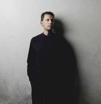 Svētdien, 18. janvārī, pianista Reiņa Zariņa jaunajā soloprogrammā "Perts un viņa brāļi" līdzās Arvo Perta un viņa domubiedru mūzikai pirmoreiz skanēs arī divu latviešu komponistu jaundarbi, kas tapuši kā 90. dzimšanas dienas dāvana Arvo Pertam.