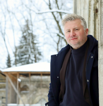 Dāvis Sīmanis: "Ja patiesi būtu izgudrotas kvalitatīvu dzīvi būtiski pagarinošas zāles, tās uzreiz noslāņotu sabiedrību. Bagātā elite dzīvotu ļoti ilgi, kamēr vairums to nevarētu atļauties."