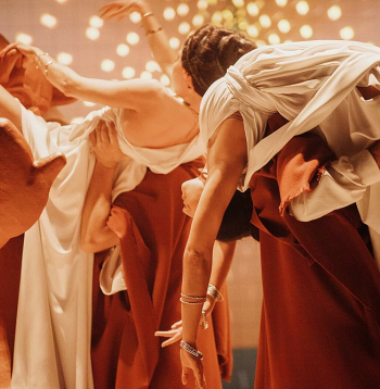 Dejotāju–aktieru – ķermeņi savijas jutekliskā rituālā ap erotiskām skulptūrām.