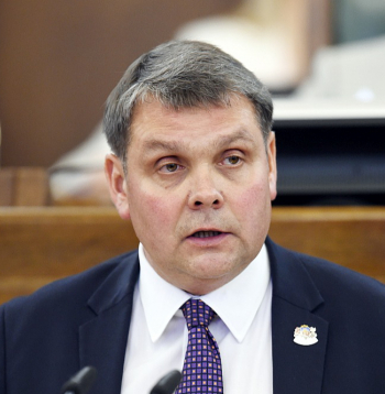 Preiļu novada domes priekšsēdētājs Aldis Adamovičs domā, ka kompromisus novads un ministrija atradīs, līdz Satversmes tiesai lieta nenonāks.