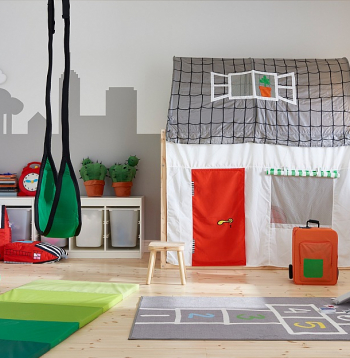 Bērnistabā baltā krāsa ļauj izcelties spilgtajiem pamattoņiem.