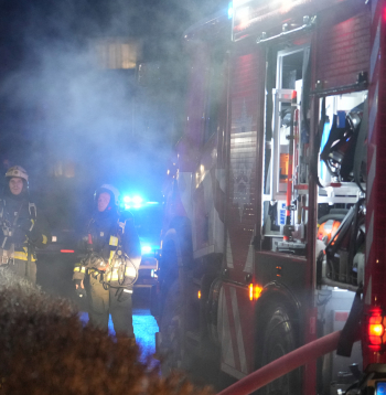 Ugunsdzēsēji ugunsgrēka likvidēšanas laikā. Ilustratīvs attēls.