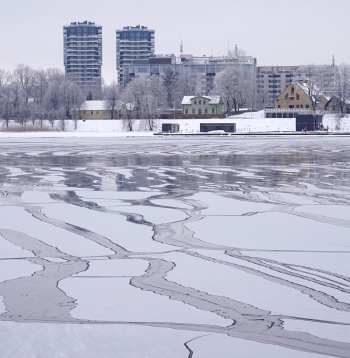 Daugava ziemā pie Rīgas pasažieru ostas.
