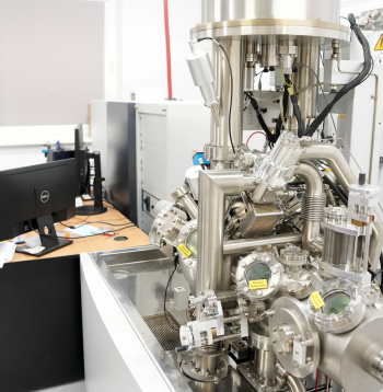 Latvijas Universitātes (LU) Cietvielu fizikas institūta projektu vadītājs Anatolijs Šarakovskis piedalās LU Cietvielu fizikas institūta rīkotajā mediju pasākumā, kurā demonstrē institūta tehnoloģijas un prototipus.