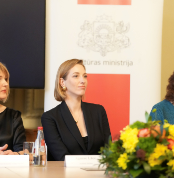 "Latvijas Koncerti" valdes locekle Zanda Strumpe (no kreisās), kultūras ministre Agnese Lāce un Jāzepa Vītola Latvijas Mūzikas akadēmijas docētāja Ieva Rozenbaha piedalās preses konferencē, kurā paziņo "Lielās mūzikas balvas" nominantus.