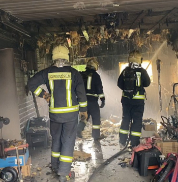 Redzami sadegušie griesti un konstrukcijas pēc bērnu elektromobiļa aizdegšanās.