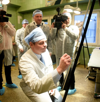 Rīgas Austrumu klīniskās universitātes stacionāra "Latvijas Onkoloģijas centrs" galvenais ārsts Andrejs Pčolkins simboliski paraksta līgumu par pārbūves darbu uzsākšanu.