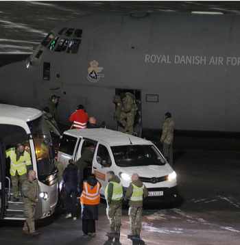 Dānijas gaisa spēku transporta lidmašīna Grenlandes galvaspilsētas Nūkas lidostā. Dānijas un vairāku citu Eiropas valstu militārpersonas gatavojas piedalīties mācībās "Operation Arctic Endurance".