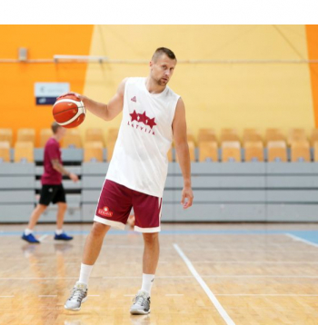 Mārtiņam Laksam tikai vienā no 16 sezonām profesionāļa karjerā tālmetienu precizitāte bijusi zem 40 procentiem, vēl vienā bija tuvu tam (39,2). Polijā viņa dotības novērtē, šī būs jau piektā sezona šajā valstī divos piegājienos.