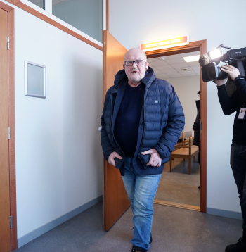 Apsūdzētais eksdeputāts Jānis Ādamsons pēc tiesas sēdes Rīgas apgabaltiesā, kurā viņam nolasīja spriedumu par spiegošanu Krievijas labā.