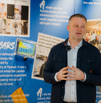 Iniciatīvas autori un domubiedri pulcējas uz izstādes “Tviterkonvojs” atklāšanu Rīgā.