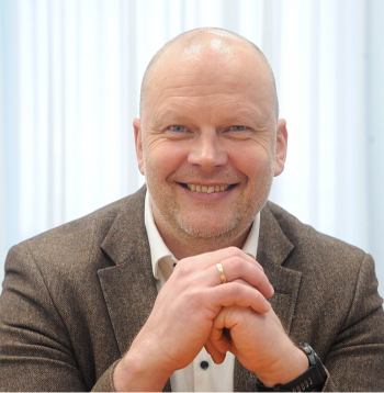 BTA Risku parakstīšanas departamenta direktors Oskars Zvejnieks: "Pēc skaļiem un nepatīkamiem notikumiem, kā vētra, plūdi vai nesenais gāzes sprādziens, sabiedrības izpratne par apdrošināšanas nepieciešamību palielinās, taču tas notiek tikai apmēram uz divām nedēļām. Tādu gadījumu, kad klienti paši izrāda interesi, uzrunā apdrošinātājus un sāk interesēties, kas cik maksā un kāda veida apdrošināšanu par šo naudu var iegūt, ir ļoti maz."