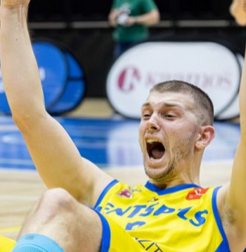 Pieredzējušais "Ventspils" kapteinis Artūrs Ausējs nupat trāpījis trakāko uzvaru nesošo metienu savā ilgajā karjerā. Viņš ir otrajā vietā Latvijas–Igaunijas līgā izpildīto tālmetienu skaita ziņā (vidēji spēlē 9,1), realizējot 36,4 procentus.