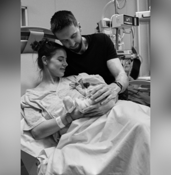 Alīna un Žanis Peineri ar jaundzimušo.