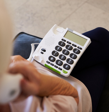 Krāpnieki seniores sazvanījuši viņu mājās pa stacionāro telefonu. Zvanītāji pielietojuši bieži izmantoto shēmu, kurā joprojām iekrīt daudzi cilvēki, proti, krāpnieki stāsta, ka sazvanītās personas meita vai dēls vai kāds cits tuvinieks izraisījis avāriju ar cietušajiem, un, lai izvairītos no kriminālatbildības, esot jāmaksā. Un daudzi vecie cilvēki tam notic...