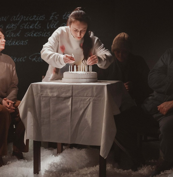 Nacionālā teātra izrādē "Egles stāsti" pieci aktieri izspēlē sešus Janas Egles sarakstītos stāstus, katrā stāstā attēlojot citu tēlu/lomu. Aktieri Daiga Kažociņa (no kreisās), Jana Ļisova, Lāsma Kugrēna un Juris Hiršs.