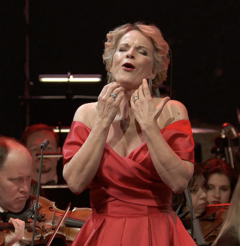 Latvijas Radio 3 "Klasikas" 30 gadu jubilejas koncertā "Laiki mainās. Klasika paliek" piedalījās arī operdziedātāja Elīna Garanča.