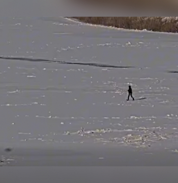 Vīrietis šķērso Daugavu.