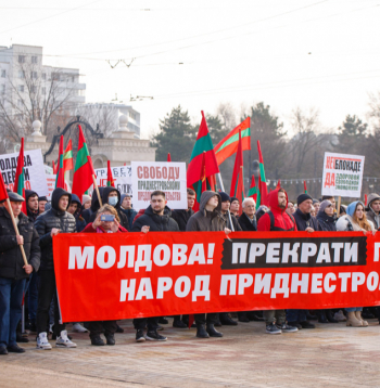 Piedņestras
iedzīvotāji piedalās demonstrācijā ar saukli “Moldova! Izbeidz aplaupīt Piedņestras tautu!”. Moldovas valdība gan cenšas pārliecināt Piedņestras iedzīvotājus, ka Moldovas paspārnē
viņu dzīve būtu daudz labāka. 
                                                