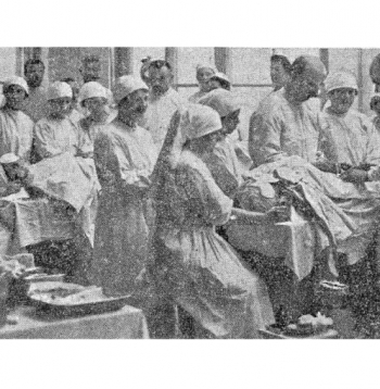 Rīgas pilsētas 1. slimnīcas operāciju telpa 1926. gadā. Labajā pusē ķirurgs A. Ziediņš.