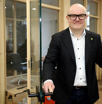 "Cerams, ka mūsu ekonomika attīstīsies un kļūsim turīgāki. Līdz ar to māju īpašnieki izvēlēsies apkuri, kur pašam daudz nav jādara. Pēc šīs loģikas vietējam brikešu un malkas patēriņam vajadzētu mazināties, bet granulām – kāpt. Taču malka un briketes arī nekad nepazudīs – vienmēr būs kāda pirts, kamīni un citas kurtuves, jo cilvēkam patīk redzēt dzīvu liesmu. Ja vien atkal neparādīsies kāds muļķīgs likums, kas to centīsies aizliegt," domā Didzis Palejs, biedrības "Latvijas biomasas asociācija "LATbio"" valdes priekšsēdētājs un SIA "Timbro" pārdošanas direktors.