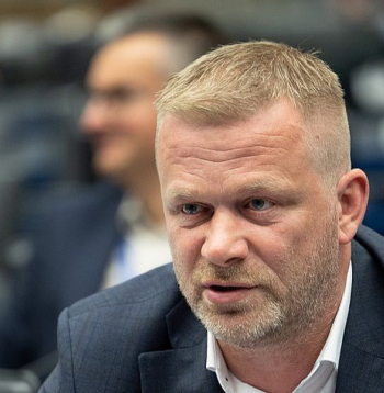 "Esmu gandarīts, ka faktiski visas politiskās grupas atbalstīja dronu ziņojumu, kura izstrādei veltīju teju gadu," pēc vakar apstiprinātās pretdronu stratēģijas atzina ziņojuma autors, Eiropas Parlamenta deputāts Reinis Pozņaks.