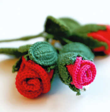 Tamborētas rozīšu piespraudes.