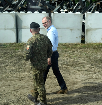 Zemessardzes ceturtās brigādes komandieris pulkvežleitnants Andris Rieksts (no kreisās) un aizsardzības ministrs Andris Sprūds pie Kārsavas dzelzceļa stacijas, kur izveidots inženiertehniskais parks pretmobilitātes šķēršļu uzkrāšanai.