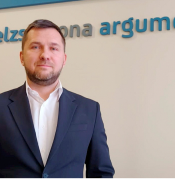 "Faktiski varam realizēt jebkuru arhitekta un pasūtītāja vēlmi. Dažkārt māksla ir ne tikai arhitektu idejās un rasējumos, bet arī mūsu oriģinālajos risinājumos, šīs ieceres realizējot betonā," saka Dmitrijs Mežinskis, SIA "Consolis Latvija" valdes loceklis un Baltijas operacionālās darbības direktors.