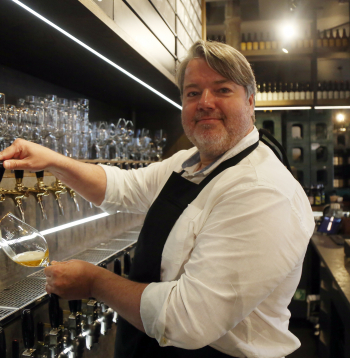 Alus darītavas "Valmiermuiža" saimnieks un sertificēts alus someljē Aigars Ruņģis.