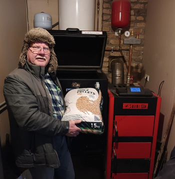 "Neslinkoju, neriskēju un regulāri iztīru pelnus, kas manā gadījumā ir ik pēc desmit dienām. Arī ar granulu pirkšanu jāuzmanās, nekad neņemu lētākās, neeksperimentēju," pieredzē par granulu apkuri dalās Agris Muižzemnieks no Jelgavas novada.