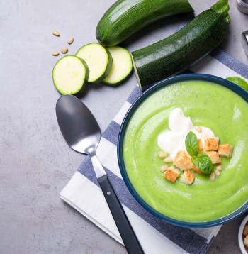 Maigā cukīni krēmzupa.