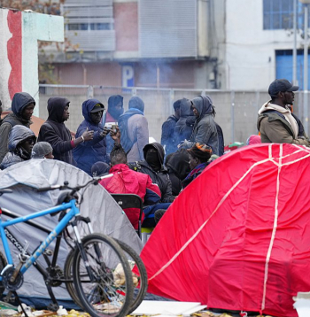 Migrantu pašrocīgi ierīkotā nometne Spānijas pilsētā Badalonā pagājušā gada decembrī. Pirms tam migranti bija apmetušies kādā pamestā ēkā, no kuras viņus evakuēja policija.