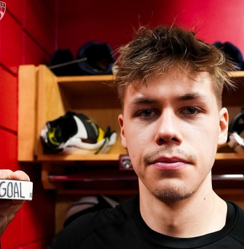 Sandis Vilmanis atrāda ripu, ar kuru guva savus pirmos NHL vārtus.