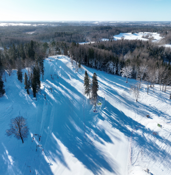 Ziemas ainava atpūtas kompleksa "Milzkalns" slēpošanas trasē. 