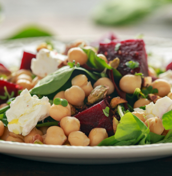 Biešu un turku zirņu salāti.