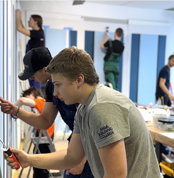 jauno profesionāļu meistarības konkursa "Skills Latvia 2026" pusfināla dalībnieki sacenšas krāsošanas un dekoratīvās apdares prasmēs.