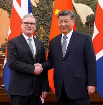 Apvienotās Karalistes premjerministrs Kīrs Stārmers (no kreisās) ceturtdien Pekinā apspriedās ar Ķīnas prezidentu Sji Dzjiņpinu. Stārmera vizītes laikā izdevies panākt vairākas nozīmīgas vienošanās.